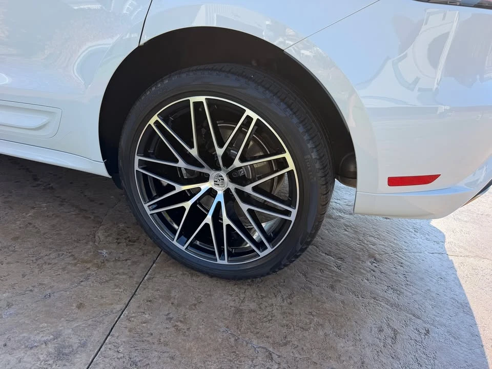 2024 Porsche Macan - Image 13 of 16