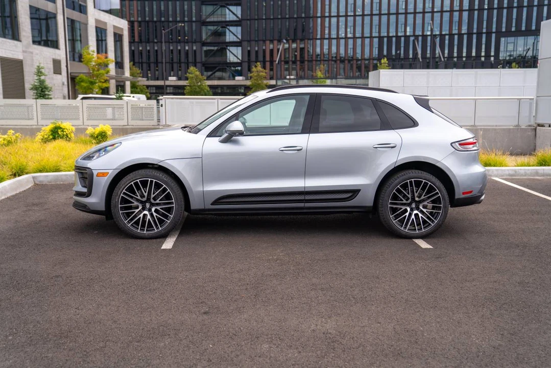 2024 Porsche Macan - Image 2 of 4