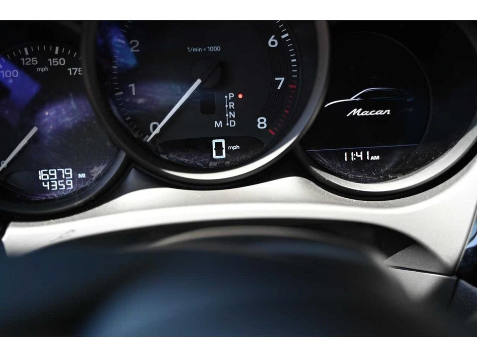 2024 Porsche Macan - Image 19 of 31