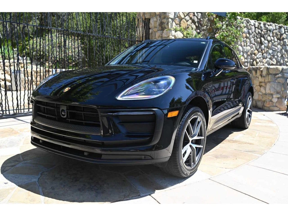 2024 Porsche Macan - Image 15 of 31