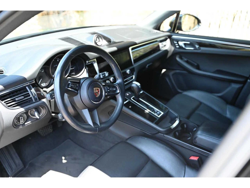 2024 Porsche Macan - Image 26 of 31