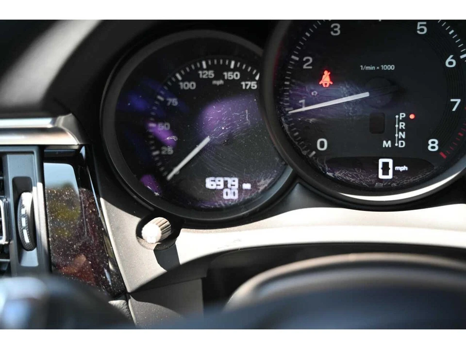 2024 Porsche Macan - Image 28 of 31