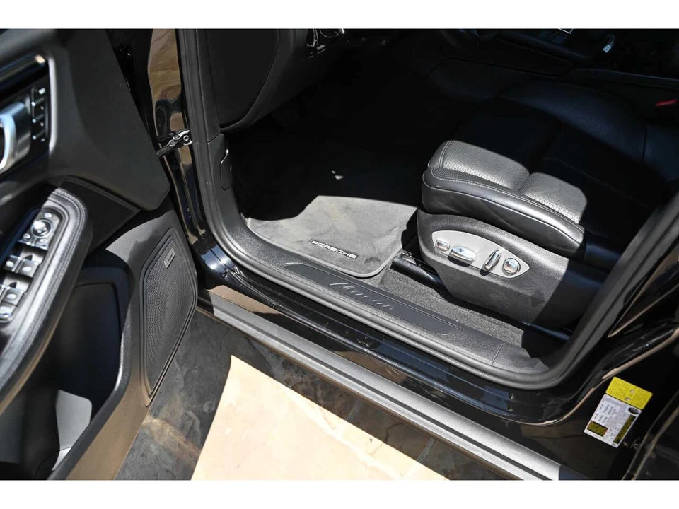 2024 Porsche Macan - Image 20 of 31