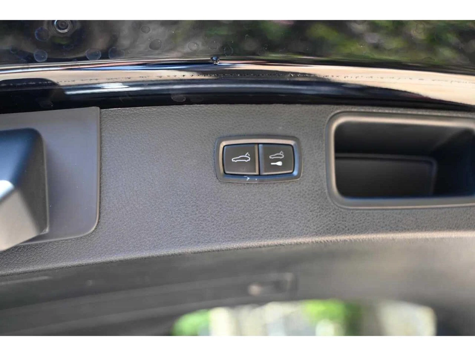 2024 Porsche Macan - Image 24 of 31