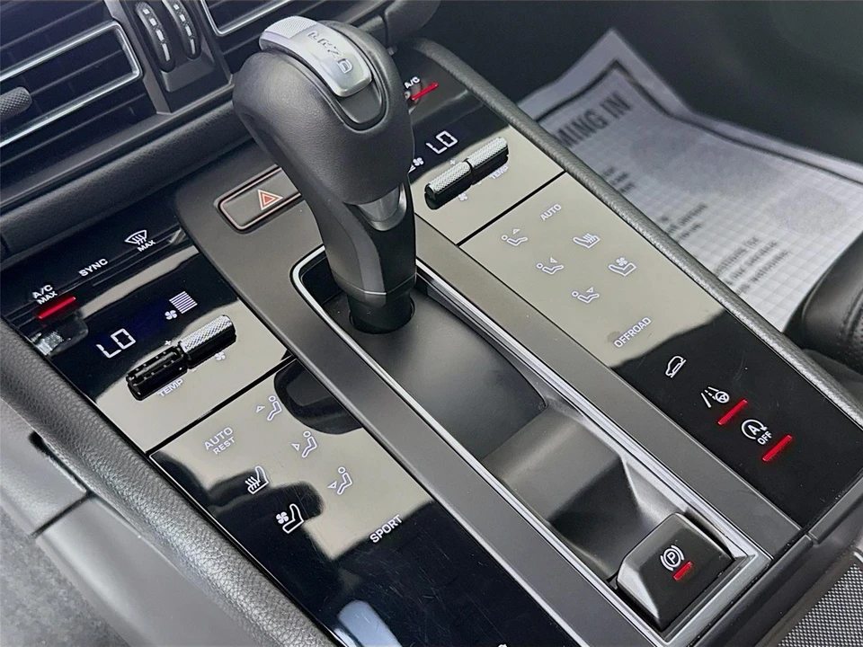 2024 Porsche Macan - Image 17 of 21