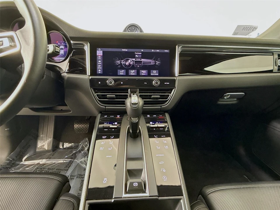 2024 Porsche Macan - Image 16 of 21