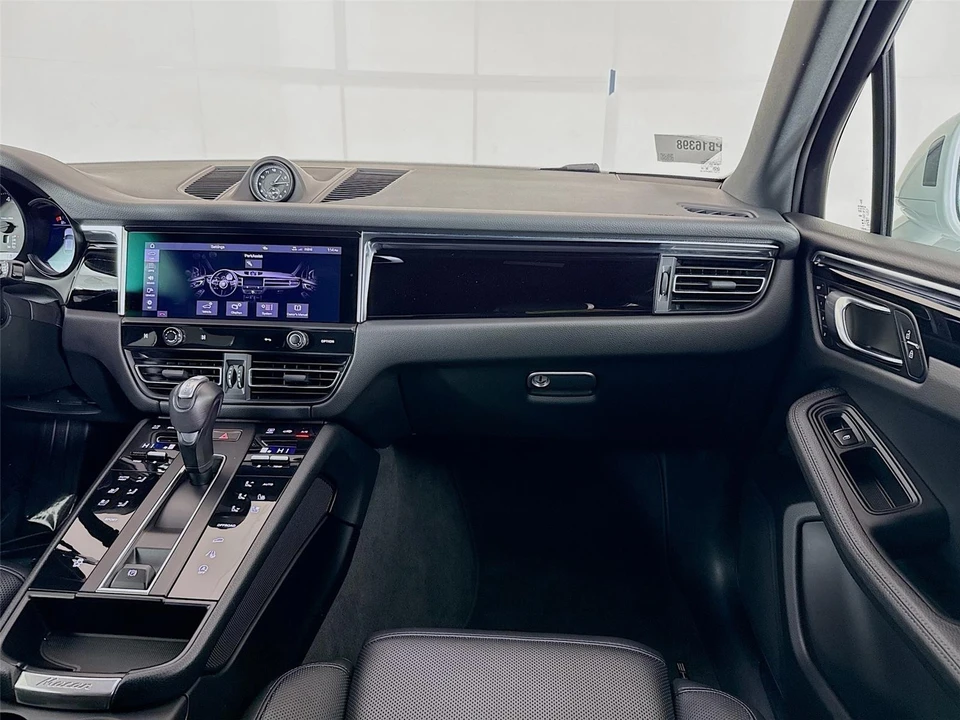 2024 Porsche Macan - Image 17 of 21
