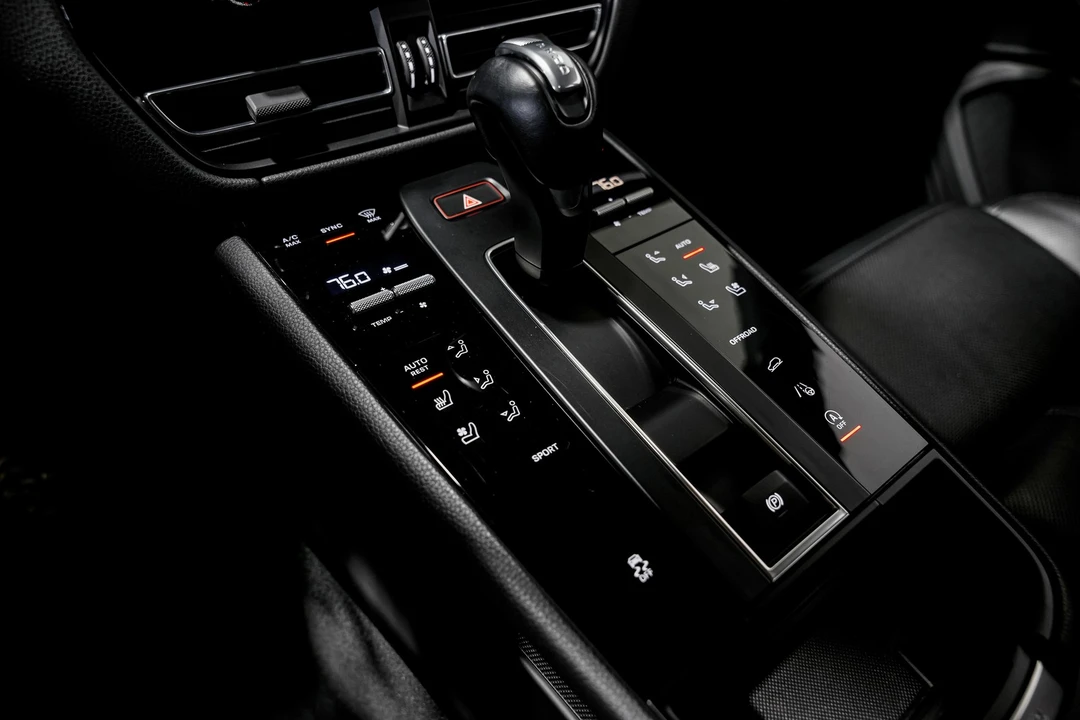 2024 Porsche Macan - Image 14 of 21