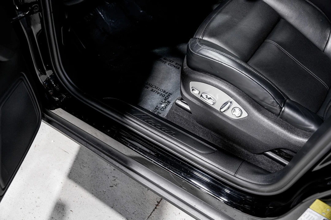 2024 Porsche Macan - Image 18 of 21