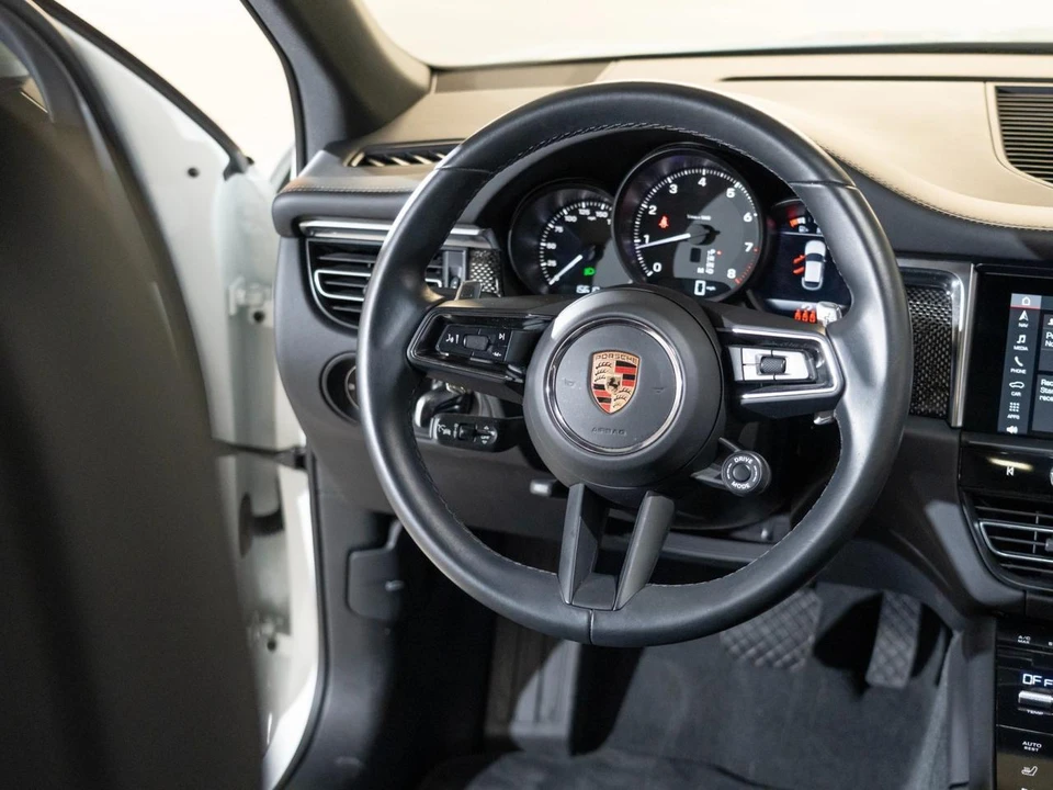 2024 Porsche Macan - Image 27 of 29