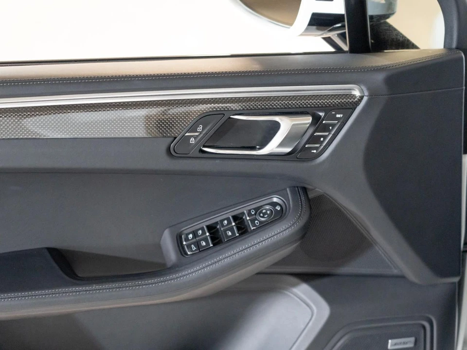 2024 Porsche Macan - Image 17 of 29