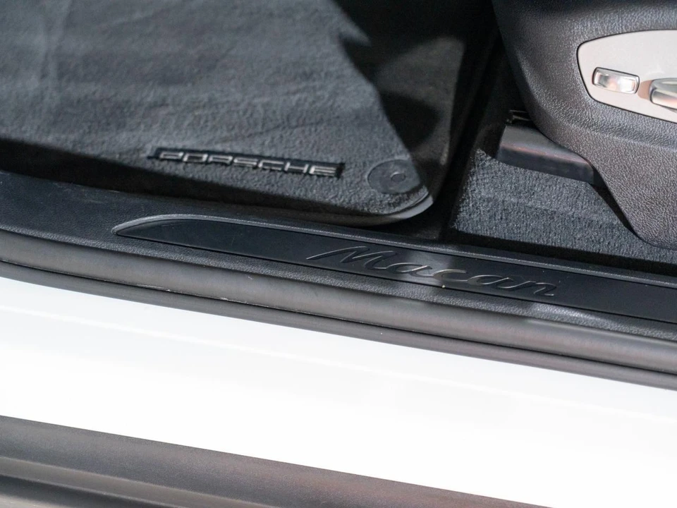 2024 Porsche Macan - Image 12 of 29