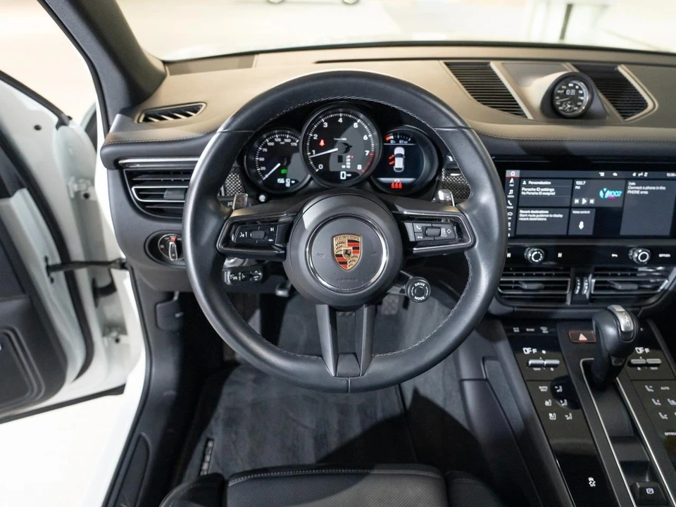 2024 Porsche Macan - Image 28 of 29