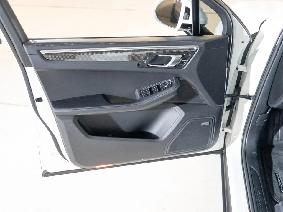 2024 Porsche Macan - Image 16 of 29