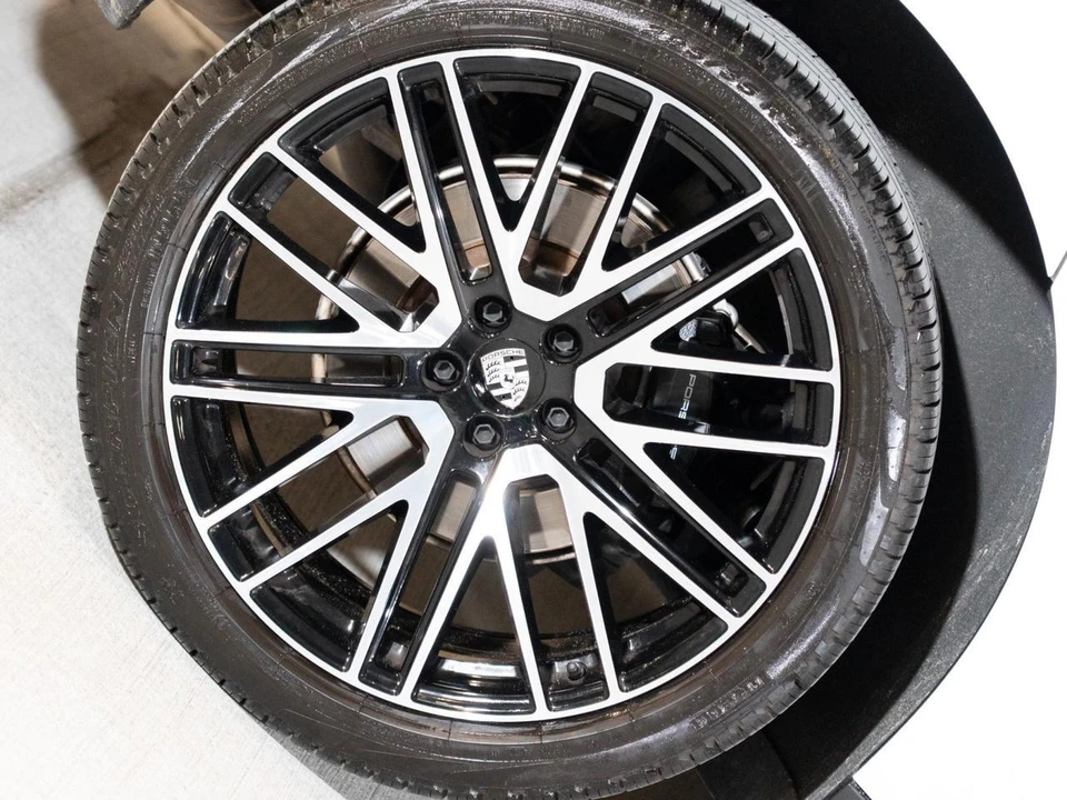 2024 Porsche Macan - Image 11 of 29