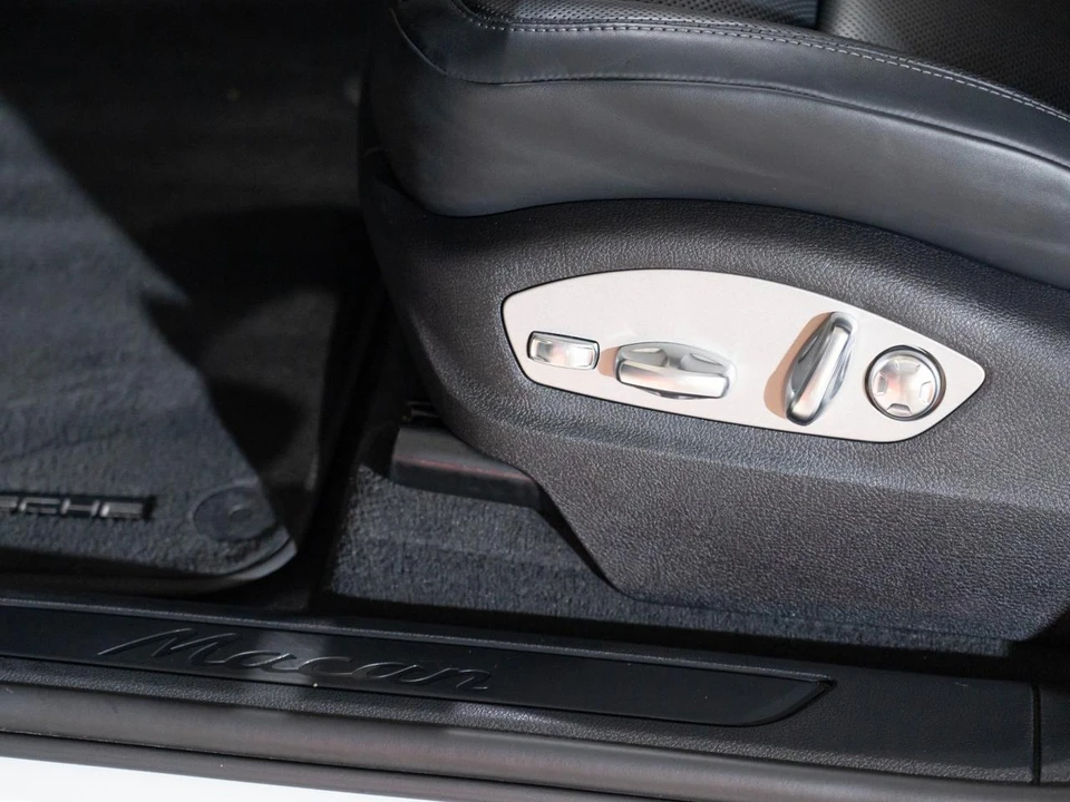 2024 Porsche Macan - Image 13 of 29
