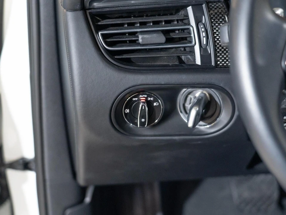 2024 Porsche Macan - Image 24 of 29