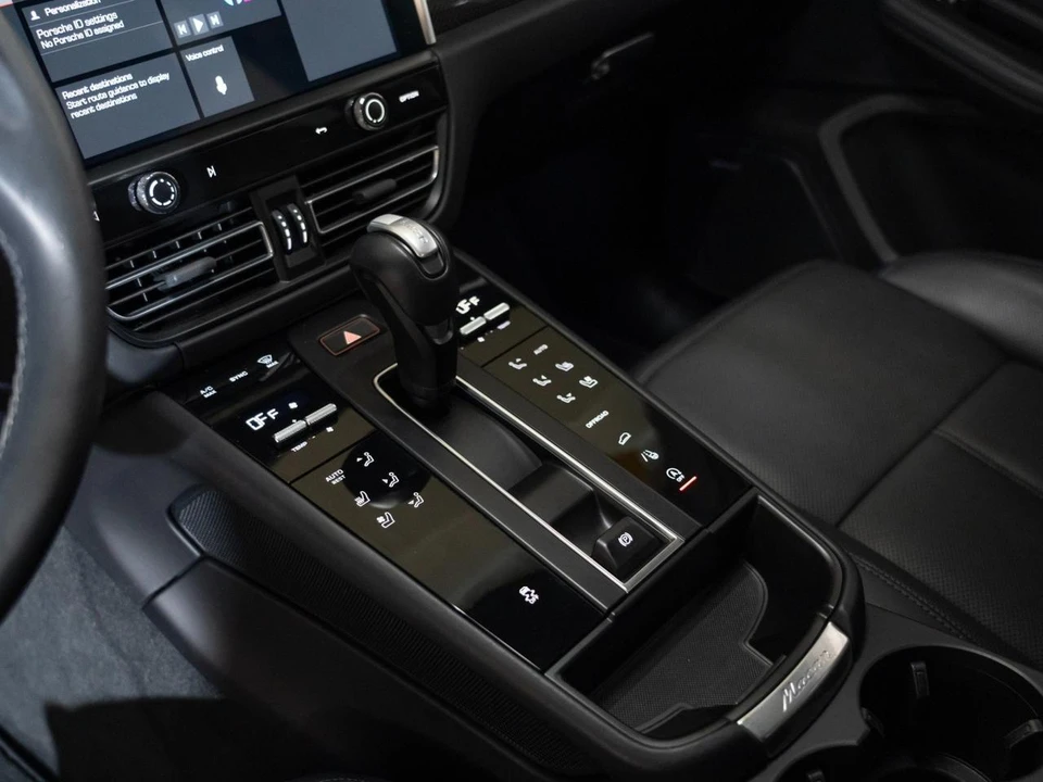 2024 Porsche Macan - Image 22 of 29