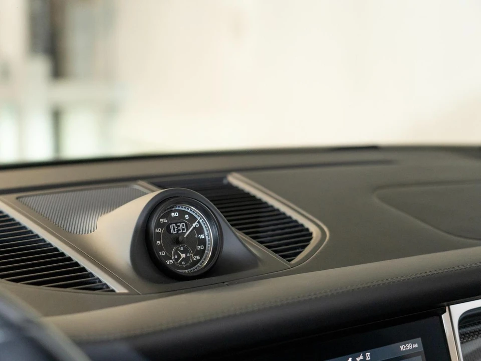 2024 Porsche Macan - Image 20 of 29