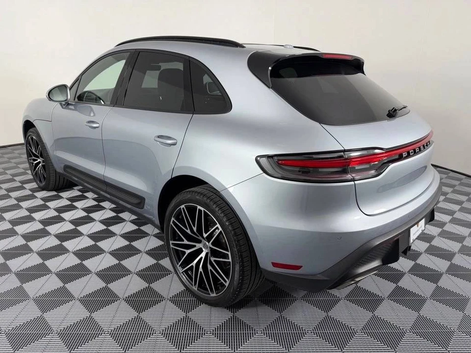 2024 Porsche Macan - Image 3 of 4