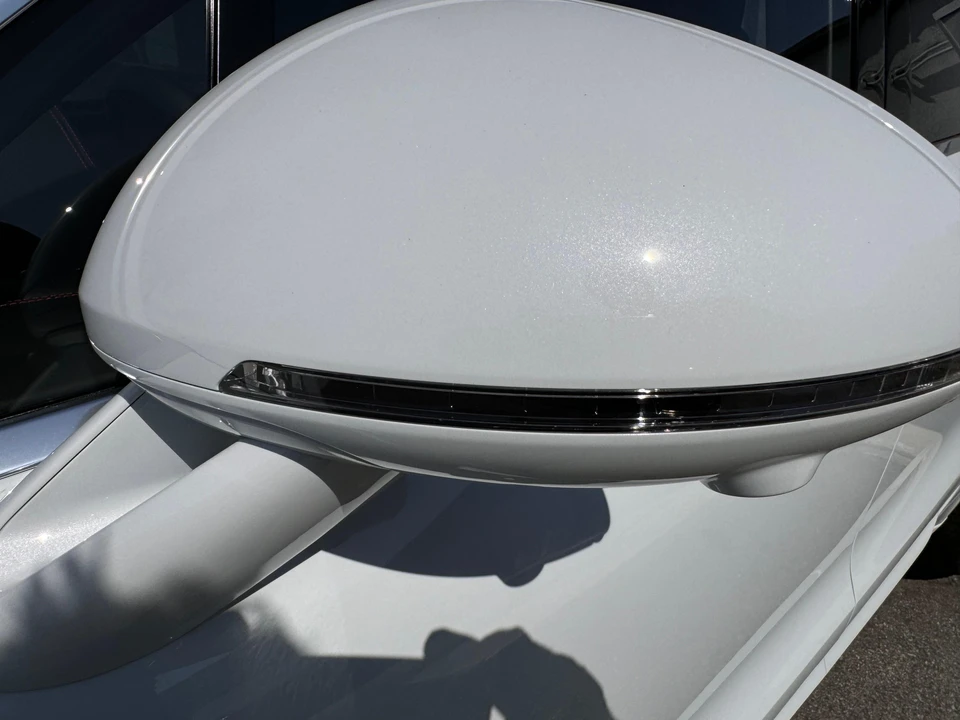 2024 Porsche Macan - Image 24 of 31