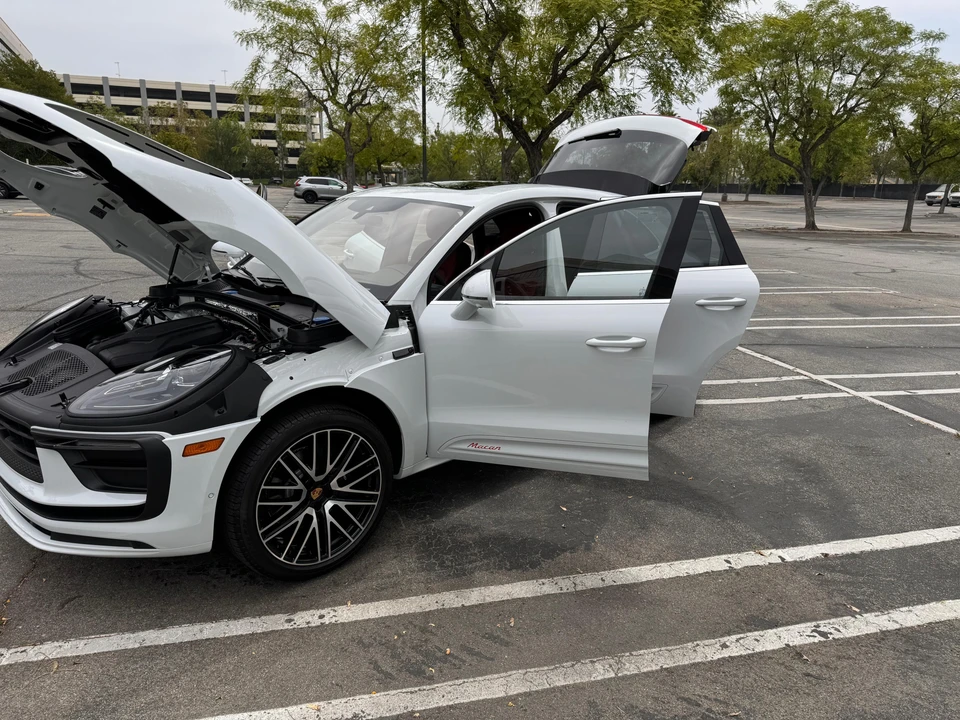 2024 Porsche Macan - Image 17 of 31