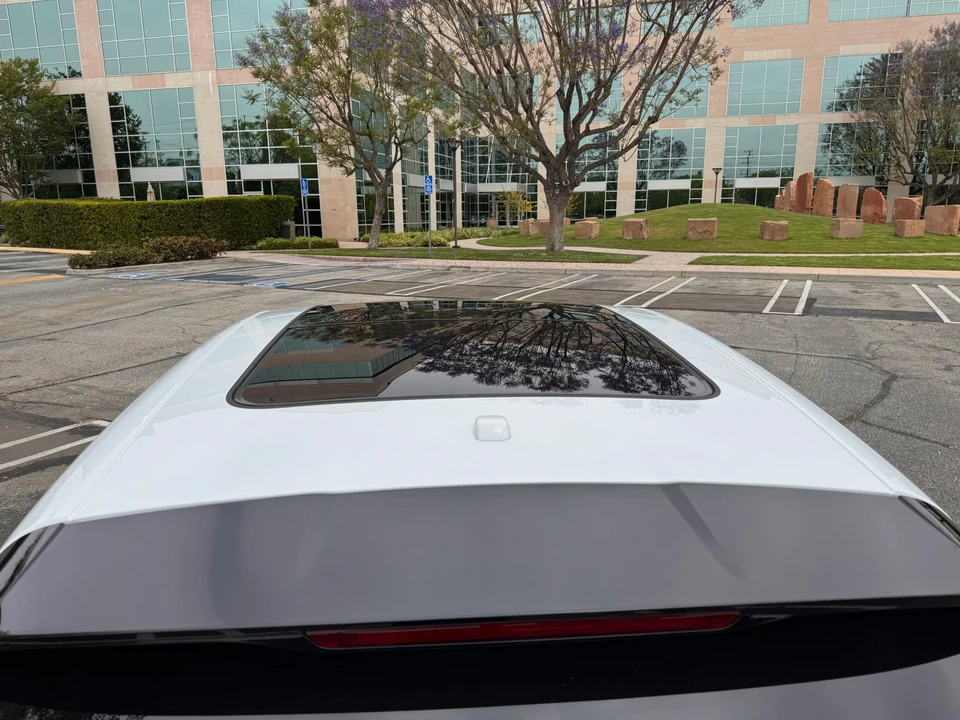 2024 Porsche Macan - Image 28 of 31