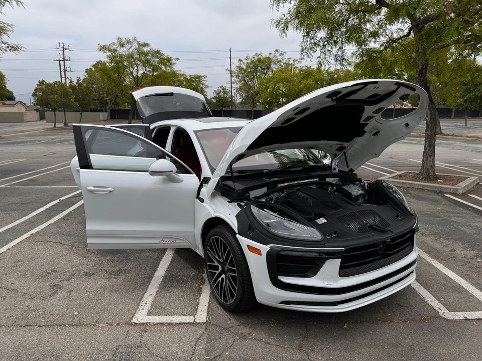 2024 Porsche Macan - Image 18 of 31