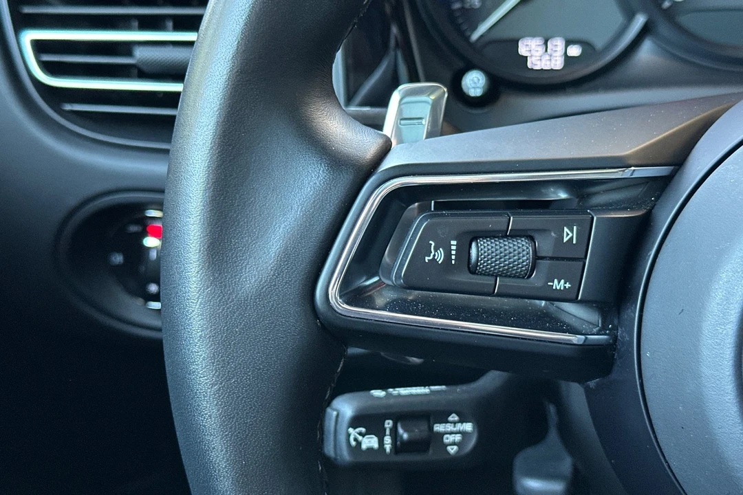 2024 Porsche Macan - Image 30 of 31