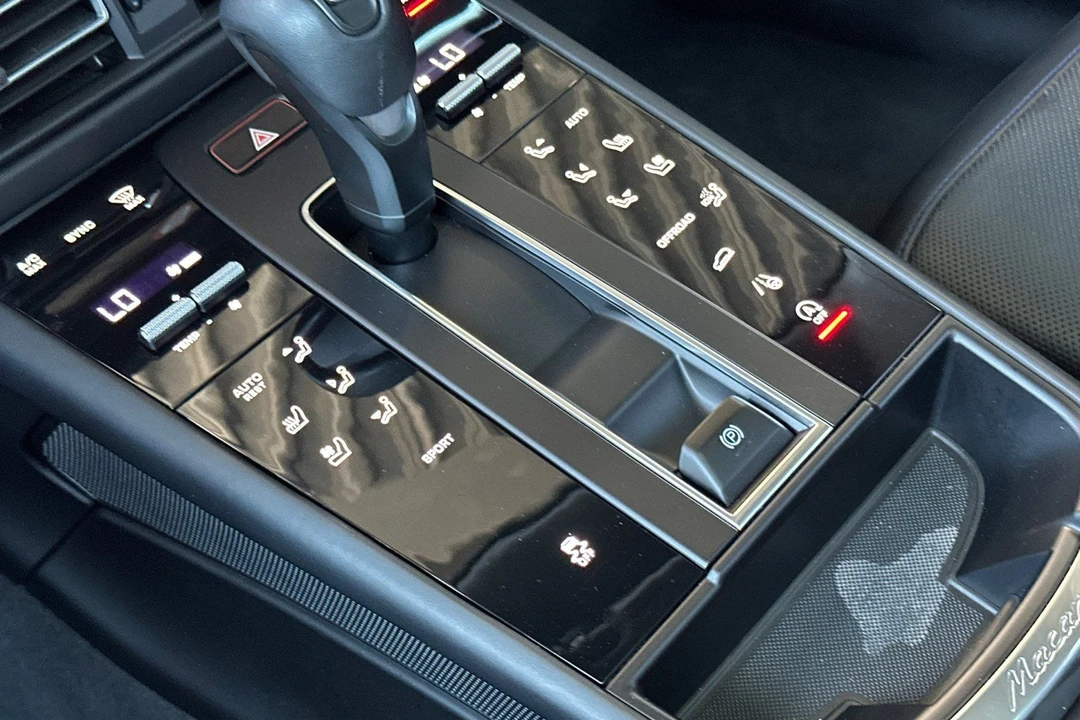 2024 Porsche Macan - Image 26 of 31