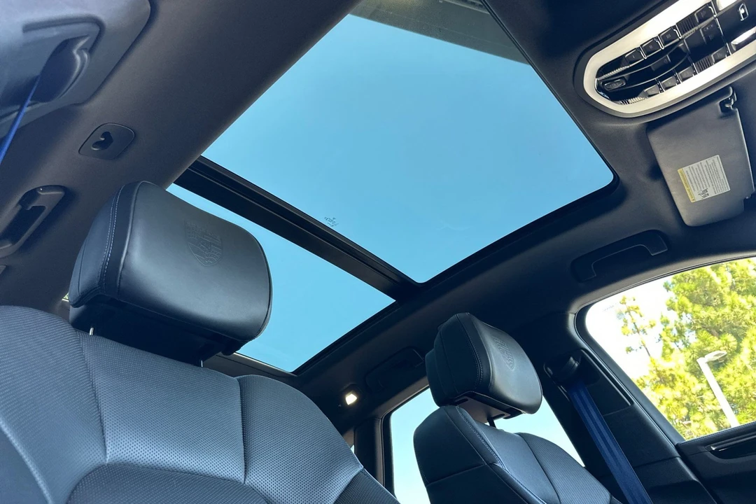 2024 Porsche Macan - Image 19 of 31