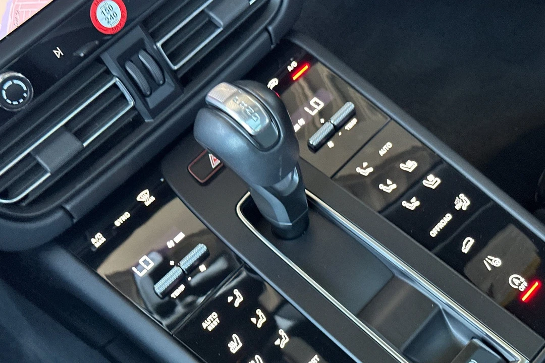 2024 Porsche Macan - Image 28 of 31
