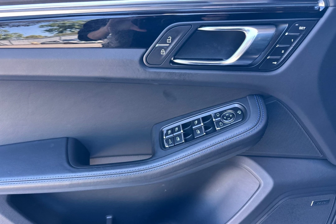 2024 Porsche Macan - Image 12 of 31