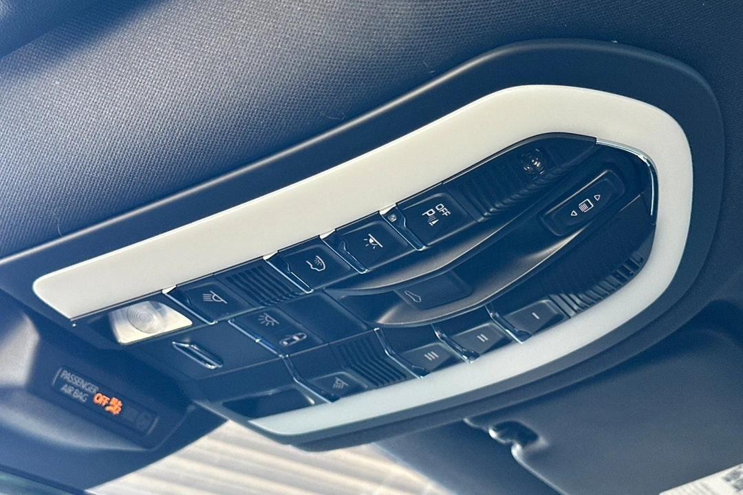 2024 Porsche Macan - Image 21 of 31