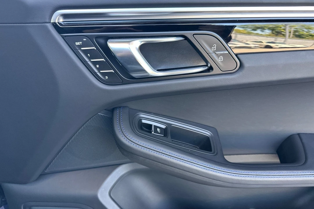 2024 Porsche Macan - Image 20 of 31