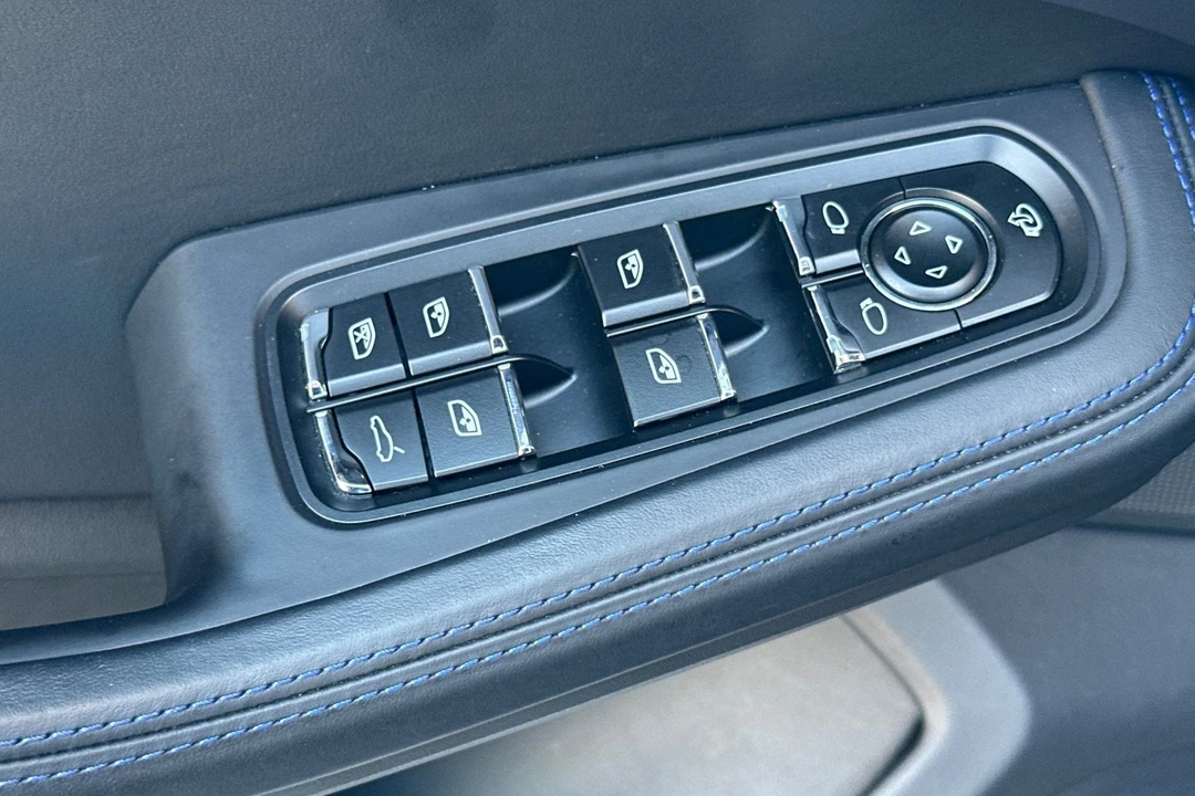 2024 Porsche Macan - Image 13 of 31