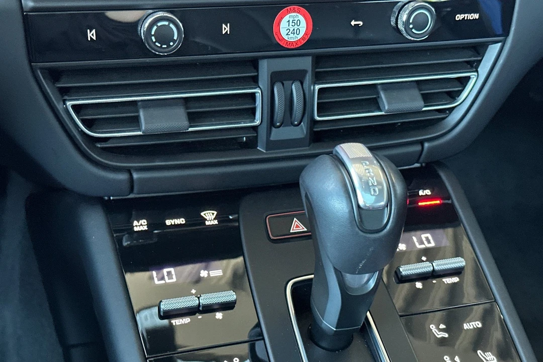 2024 Porsche Macan - Image 25 of 31