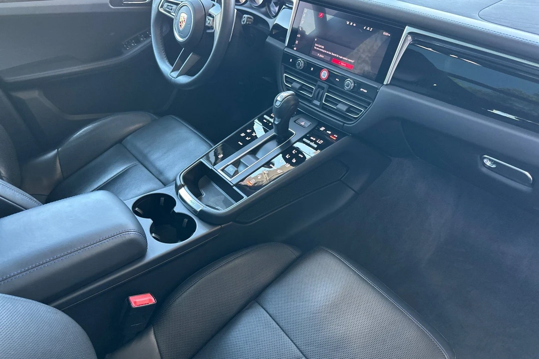 2024 Porsche Macan - Image 18 of 31