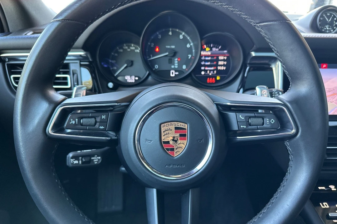 2024 Porsche Macan - Image 29 of 31