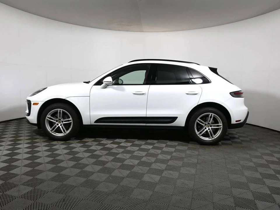 2024 Porsche Macan - Image 2 of 4