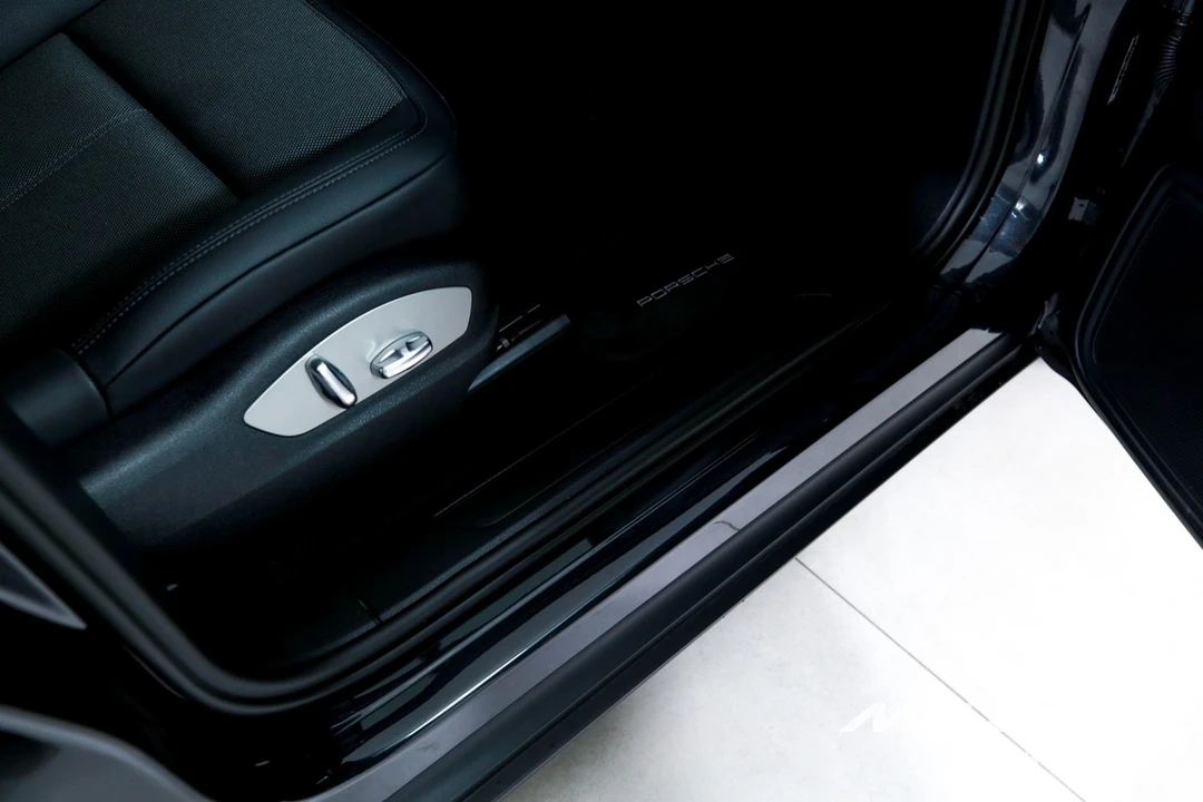 2024 Porsche Macan - Image 28 of 31