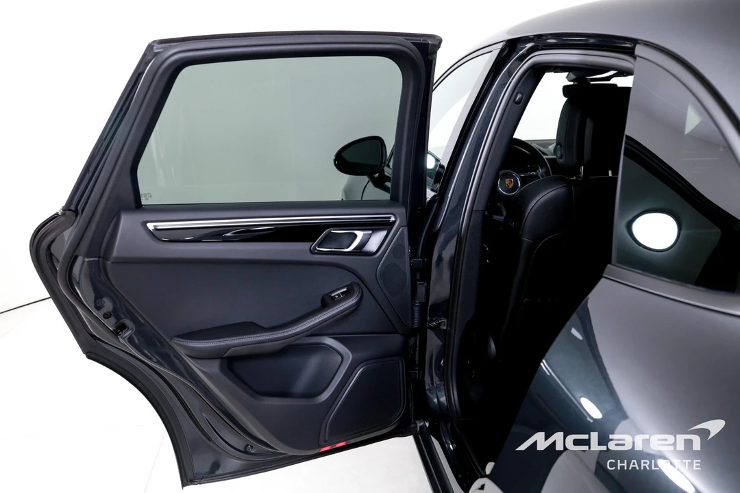 2024 Porsche Macan - Image 17 of 31