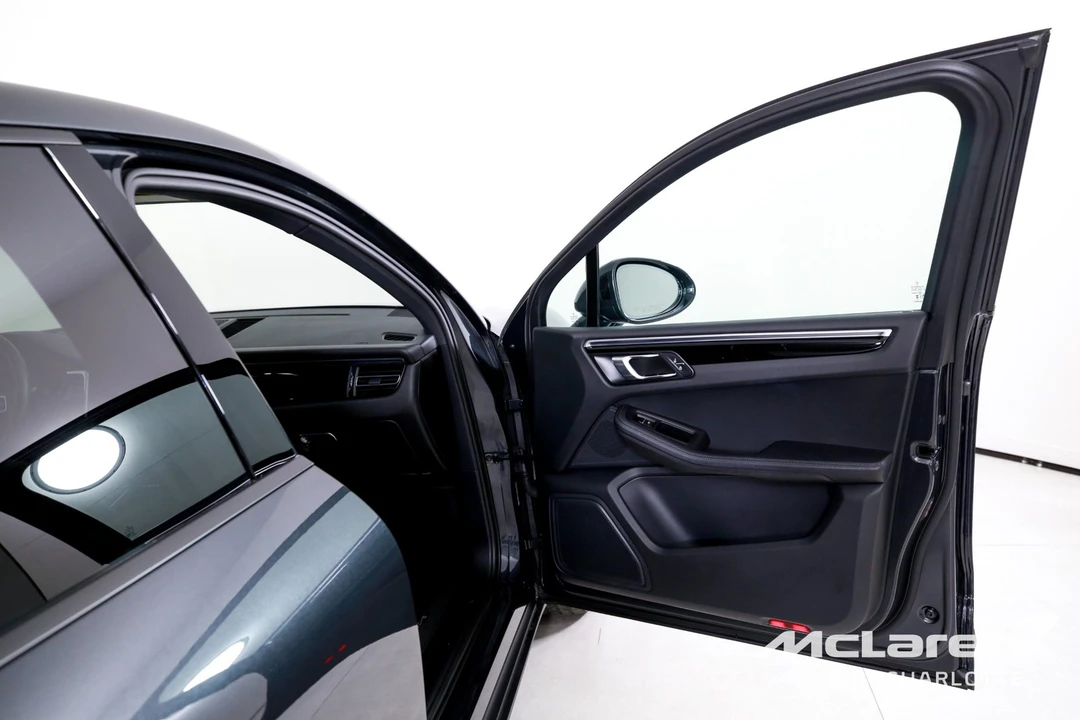 2024 Porsche Macan - Image 24 of 31