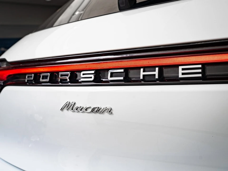 2024 Porsche Macan - Image 17 of 21