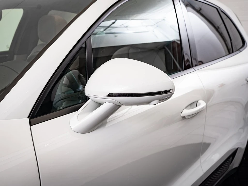 2024 Porsche Macan - Image 16 of 21