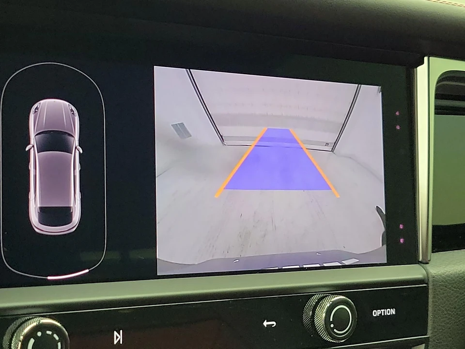 2024 Porsche Macan - Image 16 of 29