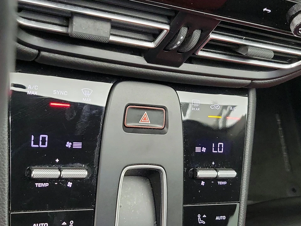 2024 Porsche Macan - Image 18 of 29