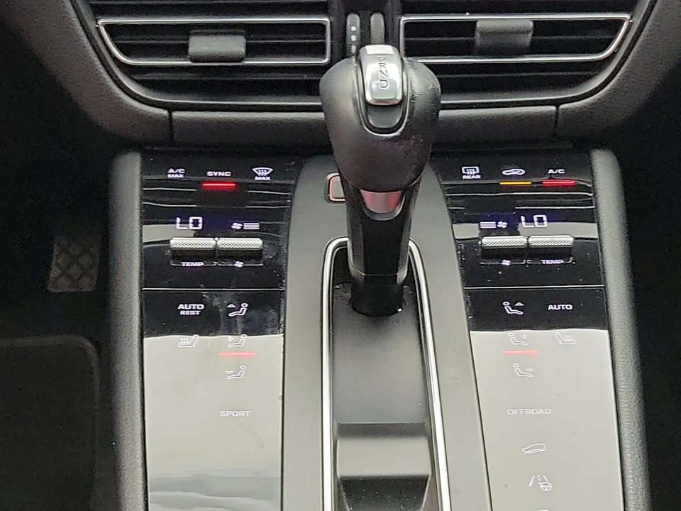 2024 Porsche Macan - Image 19 of 29