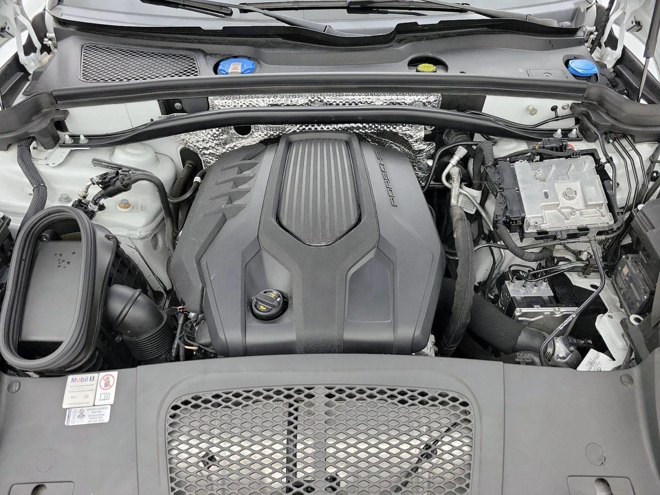 2024 Porsche Macan - Image 25 of 29