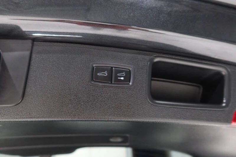 2024 Porsche Macan - Image 28 of 31